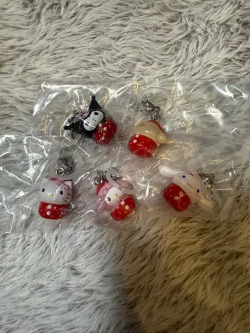 산리오 캐릭터즈 딸기 메지루시 액세서리