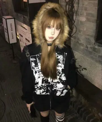 퍼 달린 블랙 그래픽 후드티