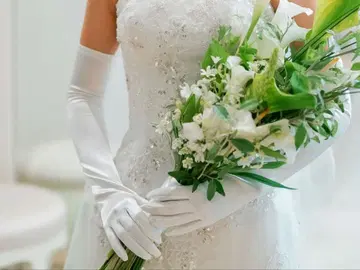 화이트 새틴 롱 그로브