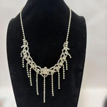 크리스탈 장식의 실버 목걸이