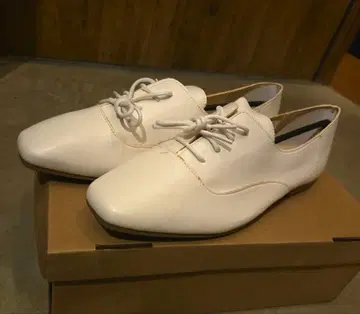 화이트 레이스업 슈즈 24.0cm