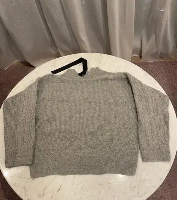 그레이 케이블 짜임 크루넥 스웨터