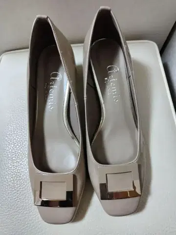 [ DIANA ] 버클 부착 펌프스 베이지 23cm