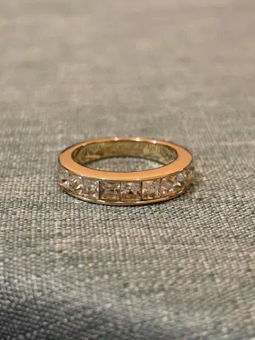 크리스탈 스톤이 달린 실버 반지