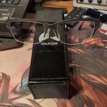 바우히테 블랙 프레임 안경 케이스 포함