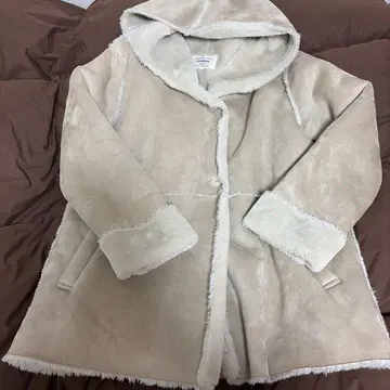 베이지 무스탕 코트 후드 부착