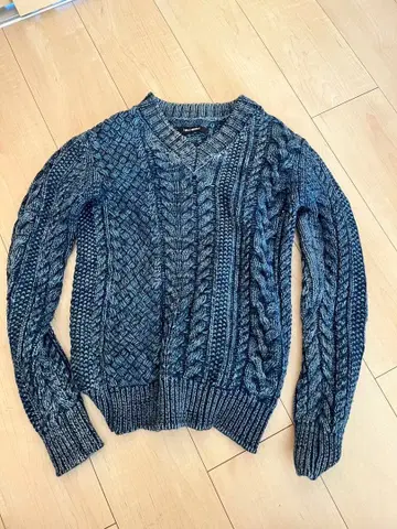 1 piu 1 uguale 3 인디고 V넥 스웨터