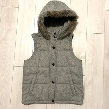 후드 부착 그레이 다운 베스트