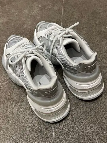 찰스 앤 키스 화이트/실버 스니커즈