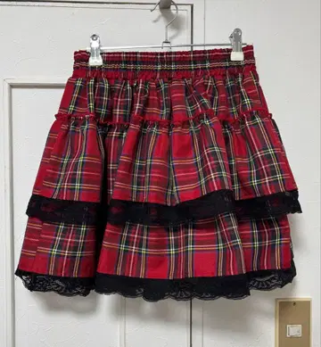 빨간색과 검은색 체크 무늬 플레어 스커트