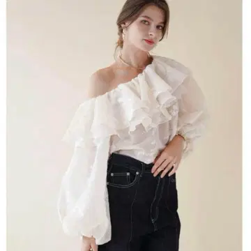Acka. embroidery frill blouse