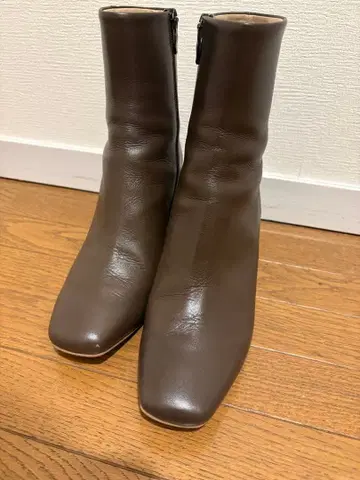 다이애나 브라운 스퀘어토 부츠 사이드 지퍼 부착