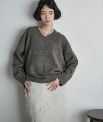 새상품 THE YOn V넥 니트 스웨터