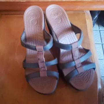 크록스 다크 브라운 힐 샌들