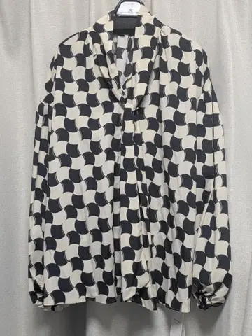 [ 새상품 ] 24AW 저널 스탠다드 레사쥬 지오메 보타이 블라우스