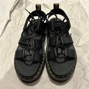 블랙 스트랩 샌들 통굽