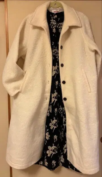 화이트 샤기 롱 코트 미사용