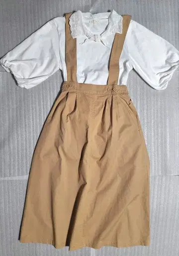 벌룬 소매의 T셔츠와 스커트 세트