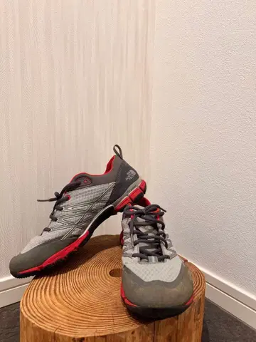 더 노스페이스 트레일 러닝화 그레이/레드