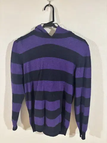 ORLANDINI 후드 부착 니트 스웨터 보라색과 블랙 스트라이프