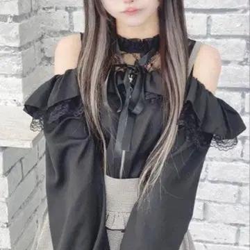 어깨 트임 프릴 슬라이더 블라우스