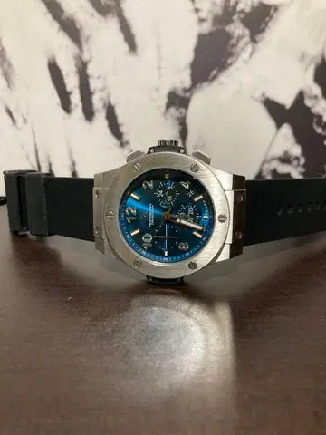 HYAKUICHI 08 크로노그래프 쿼츠 빅뱅 블루 다이얼