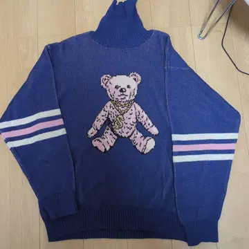 JOYRICH 곰 자수 터틀넥 니트