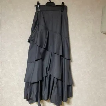 페이지 보이 다크 그레이 프릴 롱 스커트