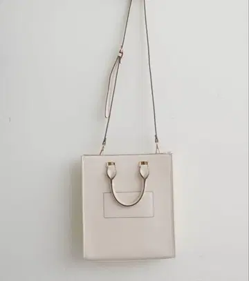 세련된 공연 관람 백 아이보리