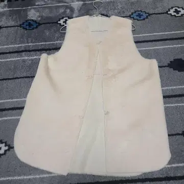 인조 모피 슬리브리스 롱 베스트 크림색 M 사이즈 QTUNE