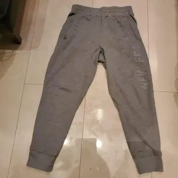 NEW ERA 그레이 조거 팬츠