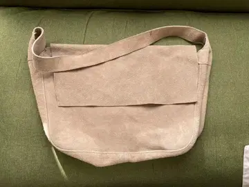 베이지 스웨이드 숄더백