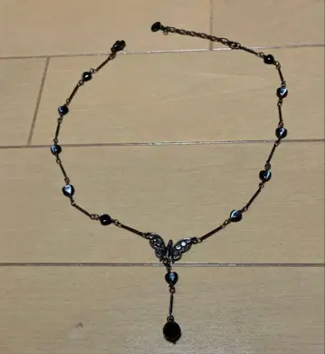 나비 모티브 블랙 목걸이