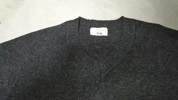 차콜 그레이 V넥 니트 스웨터