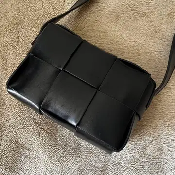 블랙 인조 가죽 숄더백 메쉬