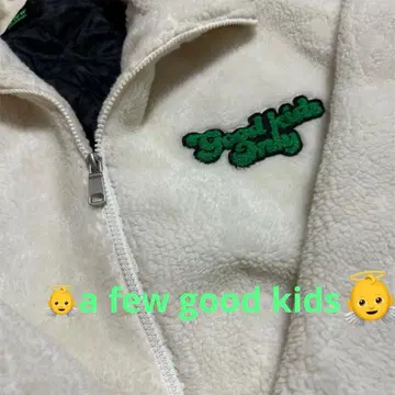 크림색 플리스 자켓 자수 로고