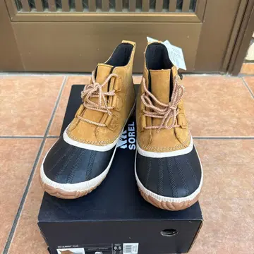 미사용 새상품 SOREL 아웃 앤 어바웃 플러스 부츠 25.5cm