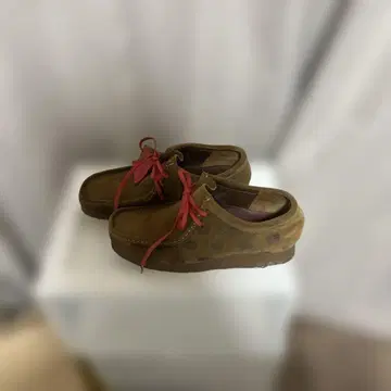 브라운 모카신 빨간색 리본 포함 마이티 크라운 클락스