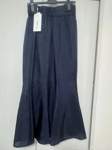 [미사용 새상품] 시어 타프타 머메이드 스커트 사이즈 1