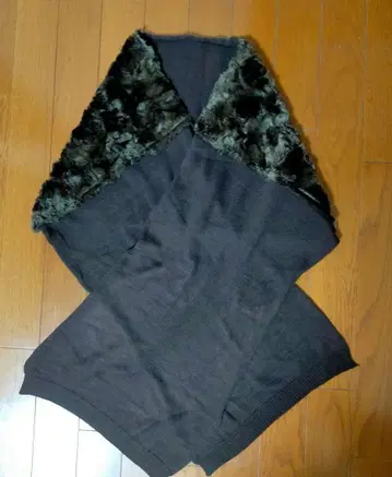 퍼 달린 다크 그레이 스톨