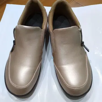 베이지 지퍼 달린 슬립온