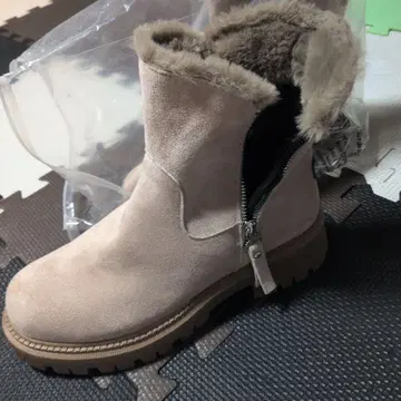 베이지 퍼 포함 스웨이드 부츠