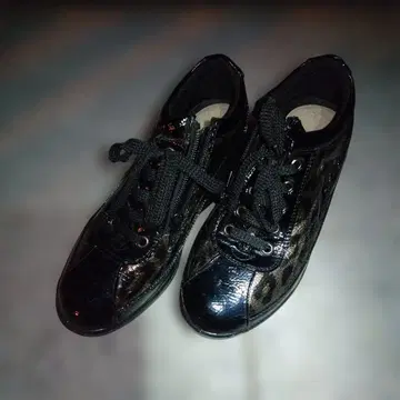 블랙 레이스업 캐주얼 슈즈