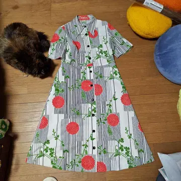 꽃무늬 스트라이프 반팔 무릎 기장 원피스