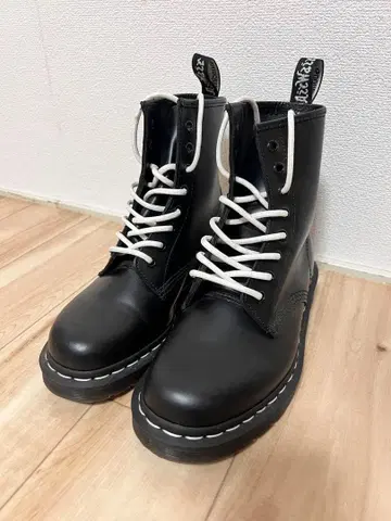 Dr. Martens 닥터마틴 8홀 부츠 블랙