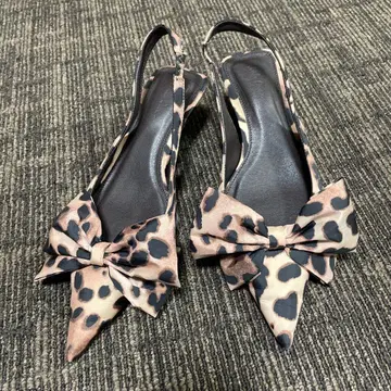 레오파드 무늬 리본 포함 슬링백 펌프스