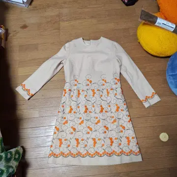 쇼와 레트로 베이지 꽃무늬 자수 긴팔 원피스