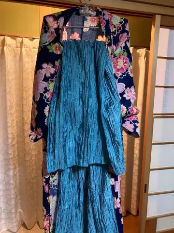 파란색 꽃무늬 유카타 (주름 가공)