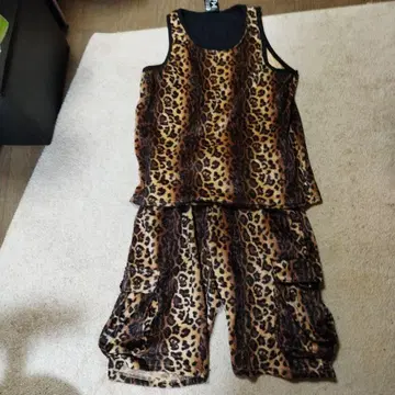 레오파드 무늬 탱크탑과 숏팬츠 세트