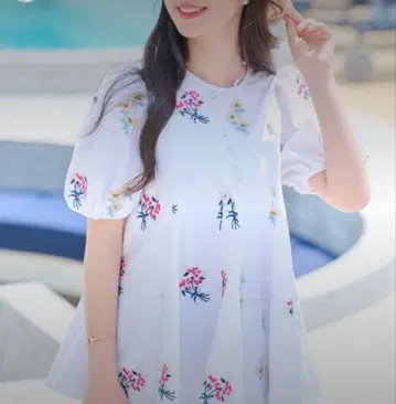 [ chesty ] 플라워 자수 플레어 상의 블라우스 퍼프 슬리브 반팔